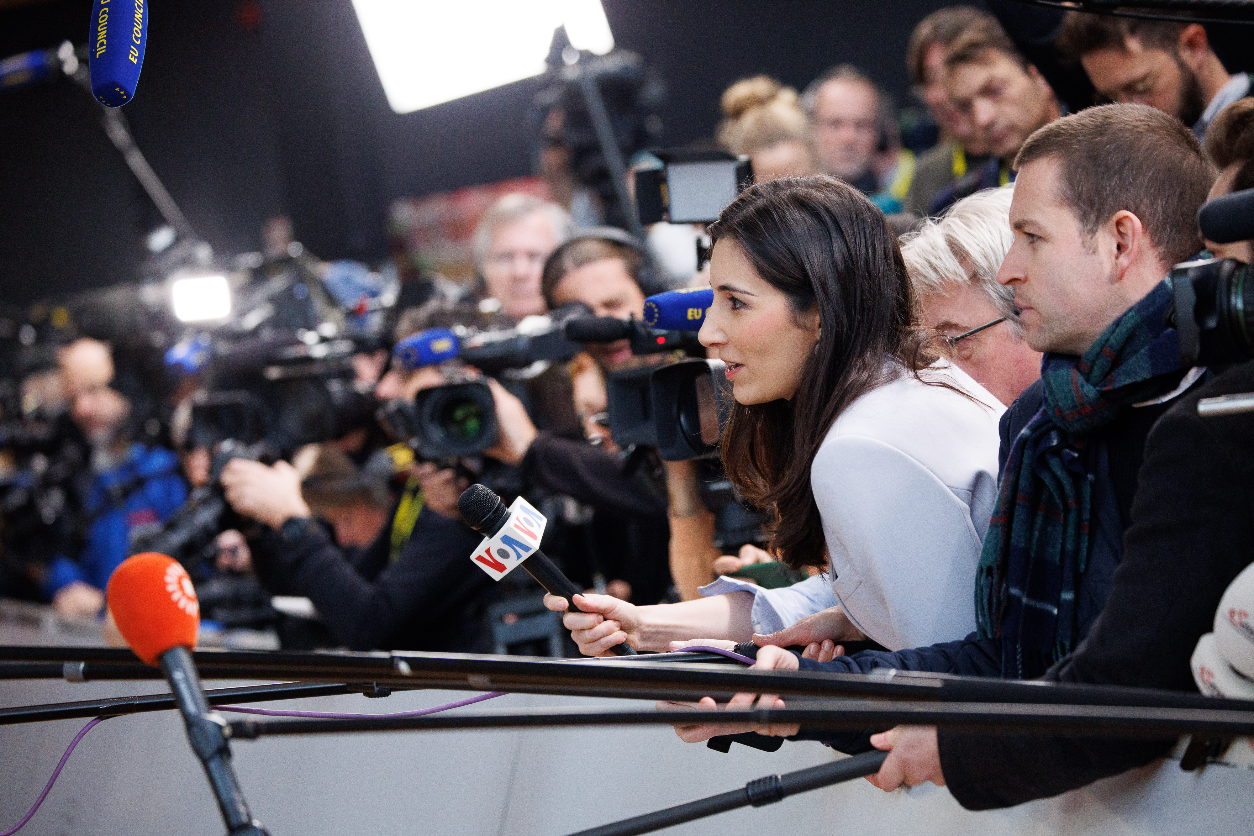 Okrogla miza "Evropske volitve in dezinformacije - kaj lahko storimo mediji?"  (Foto: gruča novinarjev s kamerami in mikrofoni, ki čakajo na prihod komisarjev pred zasedanjem Sveta EU)