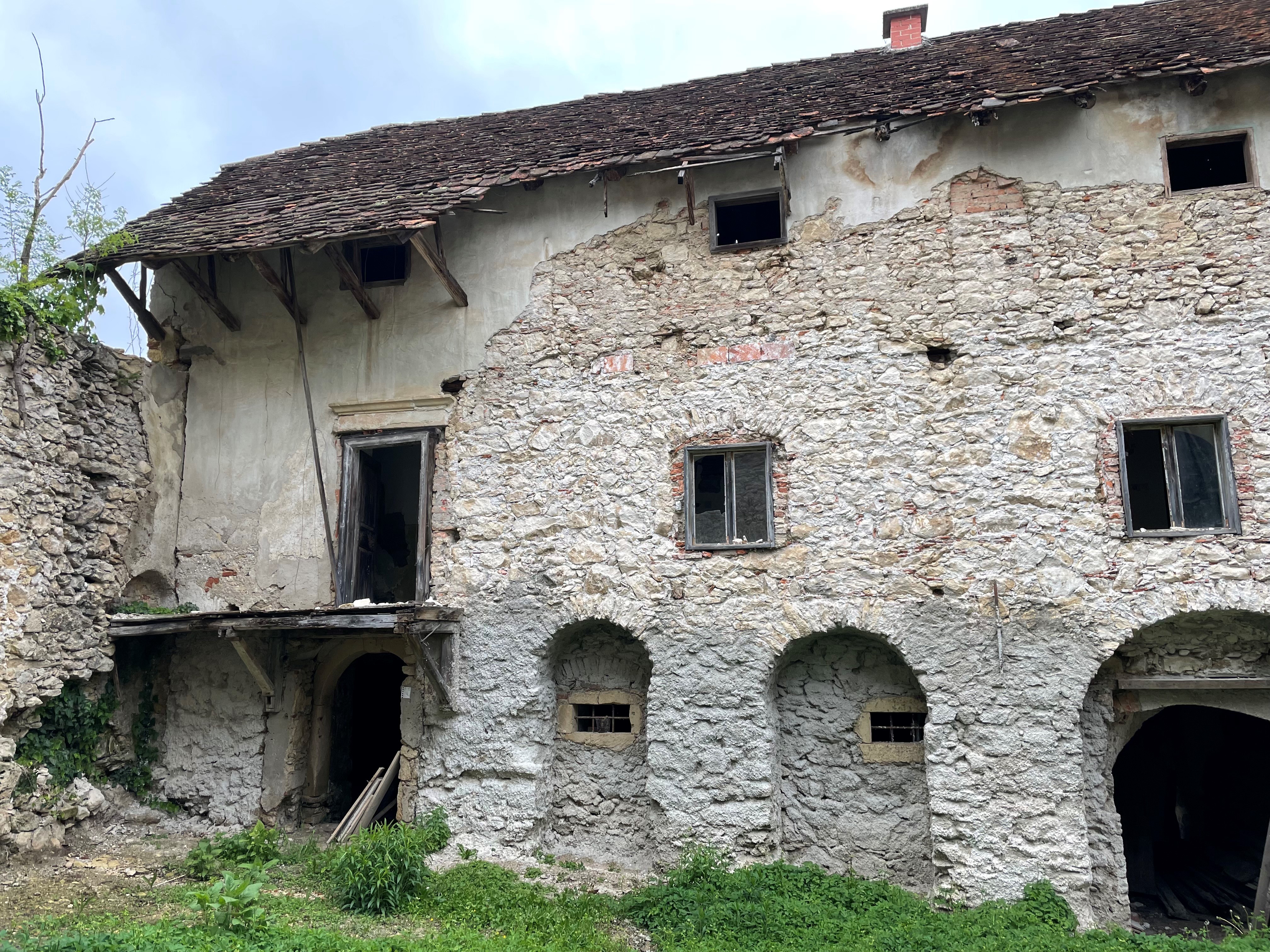 Projekt Rekonstrukcija in revitalizacija objekta vinski dvorec Straža na Cerini (Foto: razpadajoč dvorec)