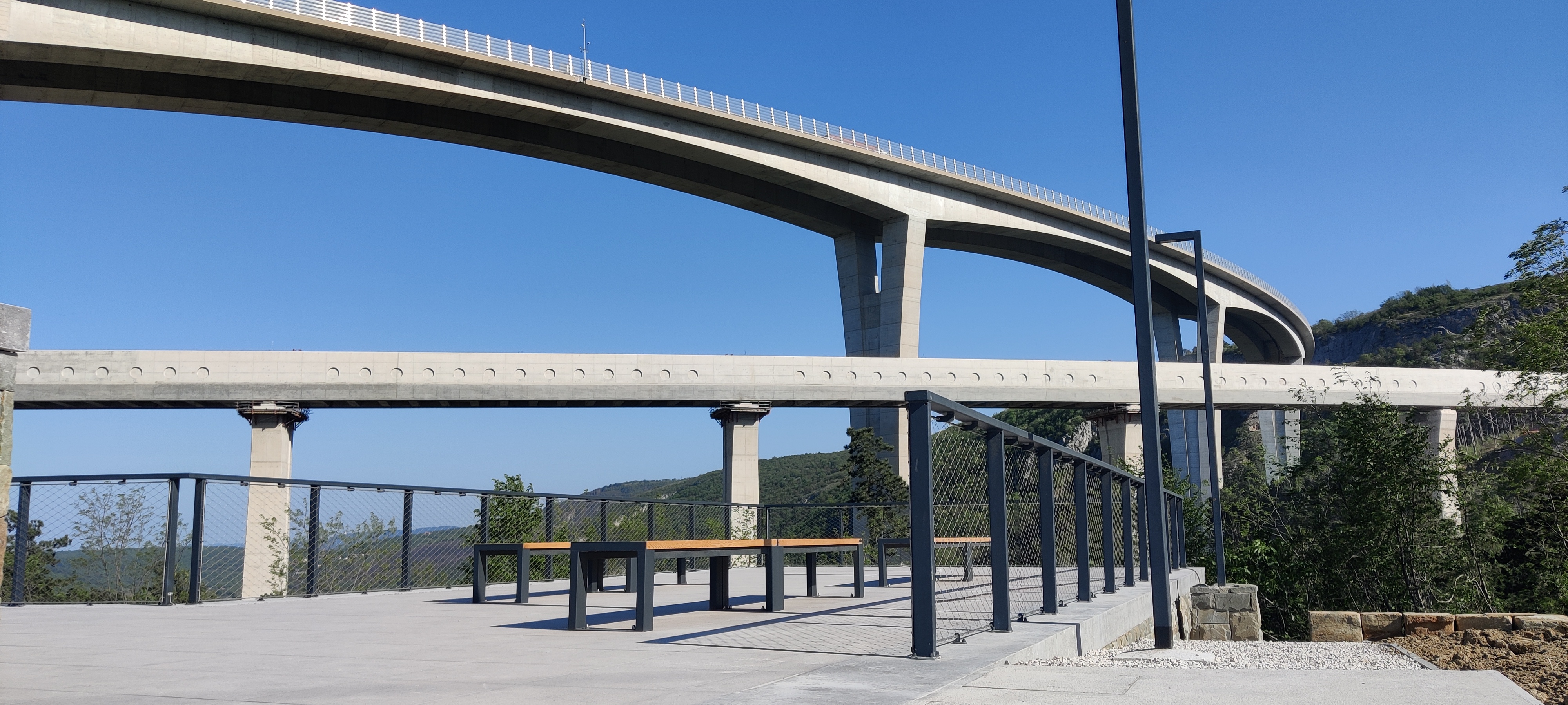 Projekt Vstopna točka Kraški rob (Foto: vstopna točka pod viaduktom kjer so urejene klopi in mize za piknik)