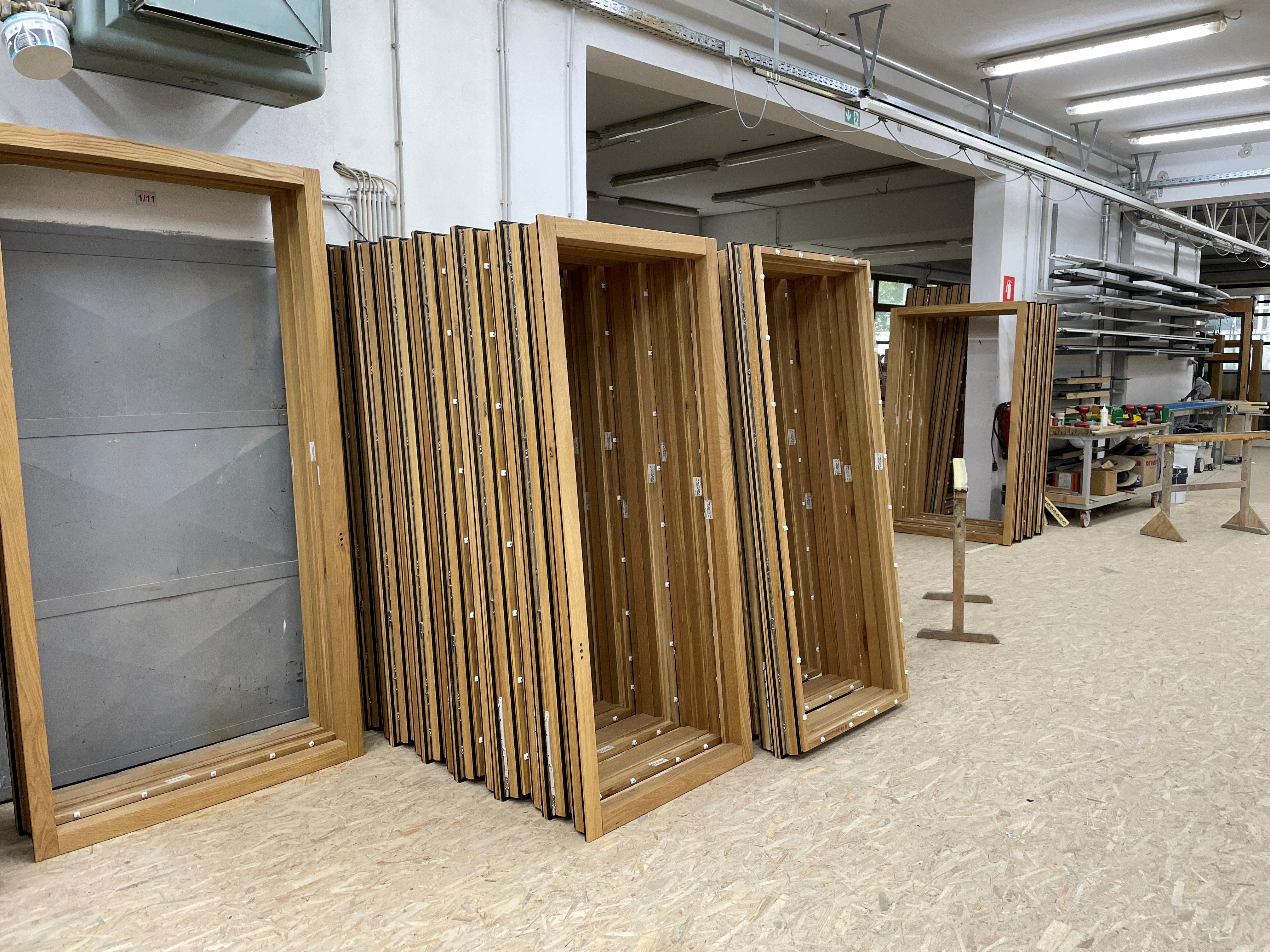 Širitev zmogljivosti za proizvodnjo lesenih oken in lepljencev (Foto: delno izdelani okvirji oken)