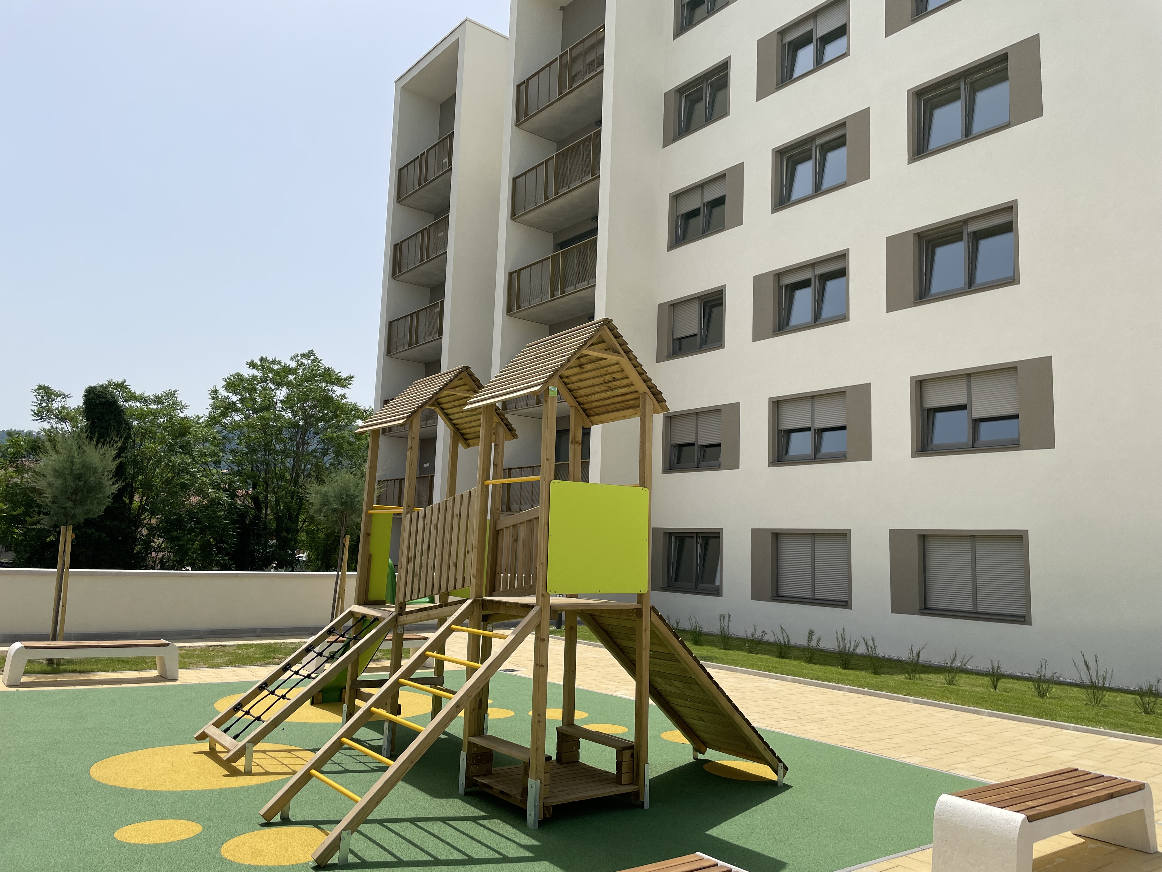 Stanovanjska soseska Nova Dolinska v Kopru (Foto: otroško igrišče pred blokom)
