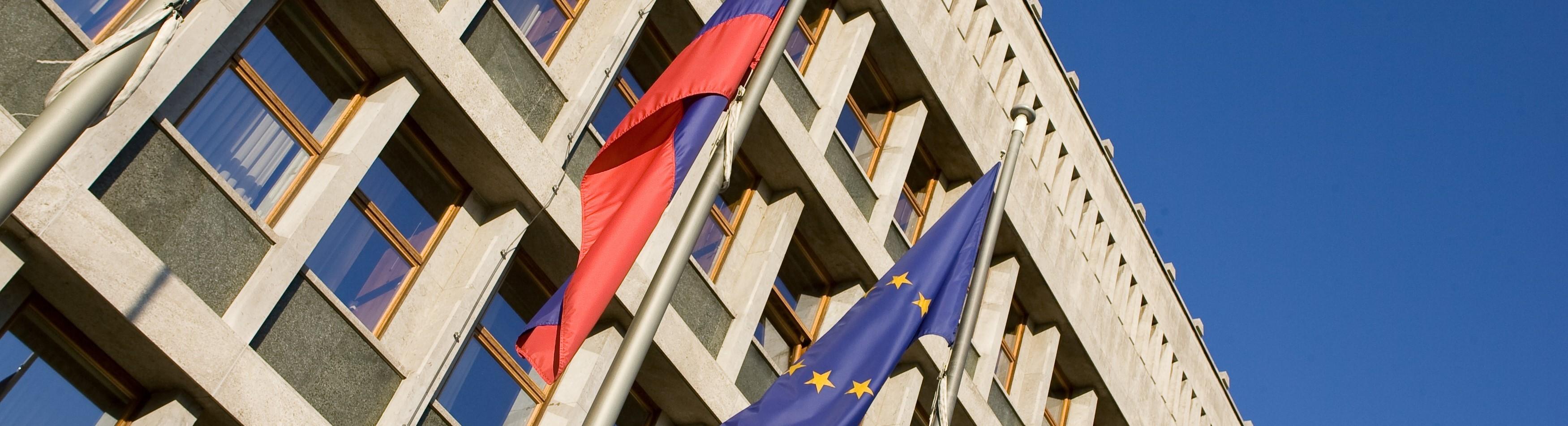 Slovenska in EU zastava pred slovenskim parlamentom
