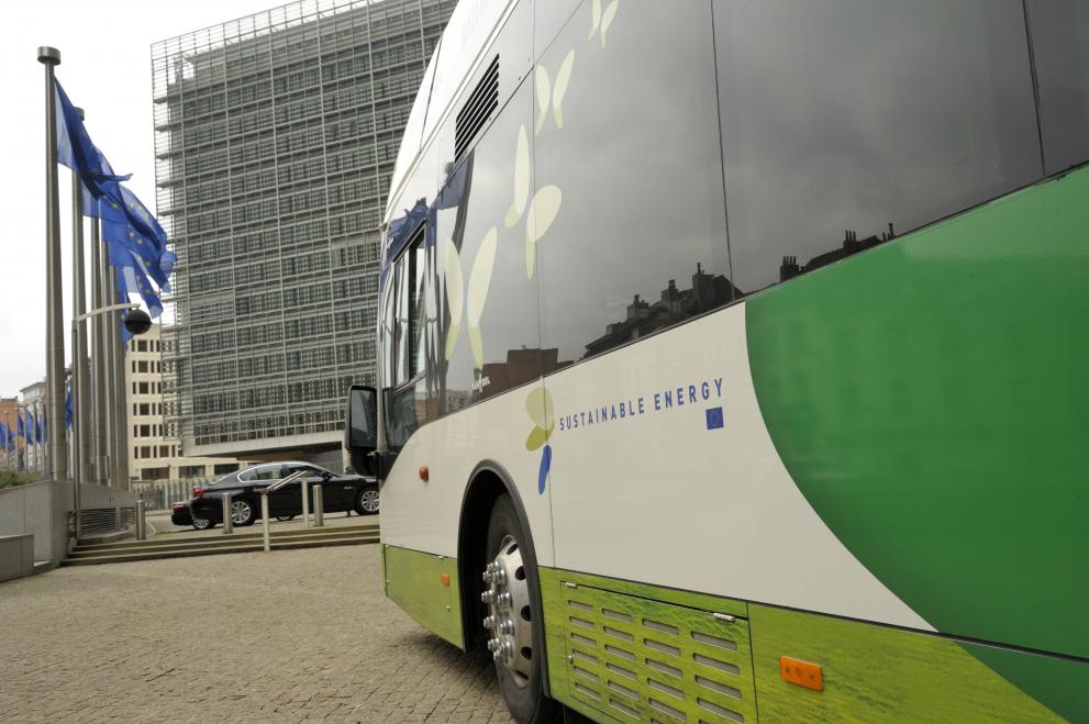 Press conference by Máire Geoghegan-Quinn, Member of the EC, on the call for proposals under the EU's Seventh Framework Programme for Research, and presentation of a "zero emission" bus