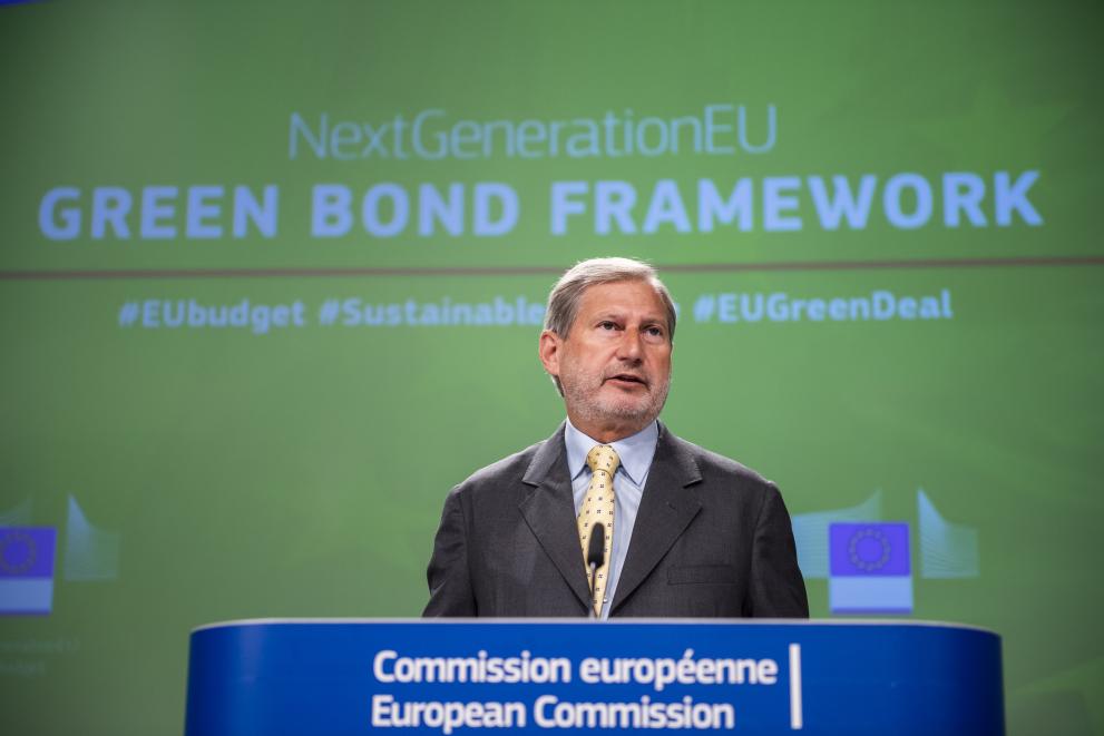 Press conference of Johannes Hahn, European Commissioner, on theNextGenerationEU Green Bonds Framework