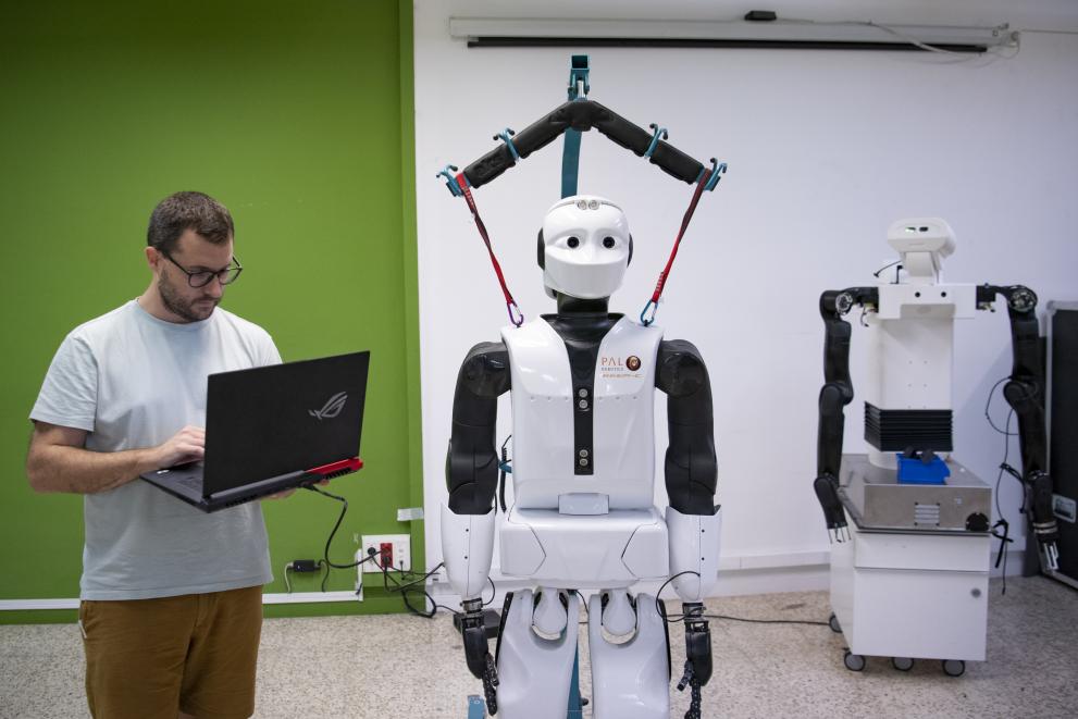 Humanoid robotics and AI research and development - PAL Robotics