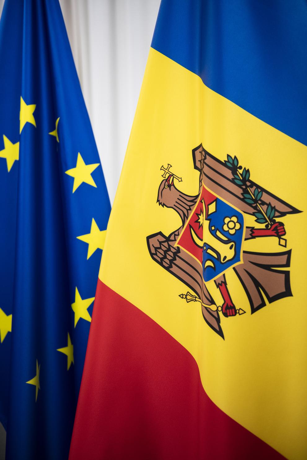 The European and Moldovian flags