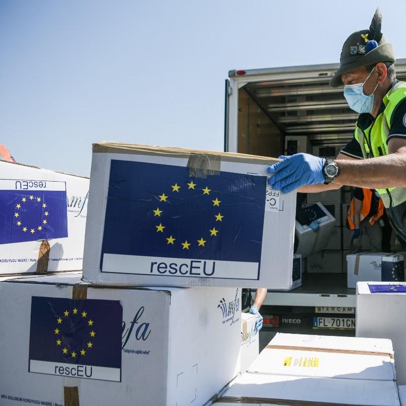 REscEU (Foto: paketi pomoči na katerih je nalepljena zastava EU s pripisom RescEU)