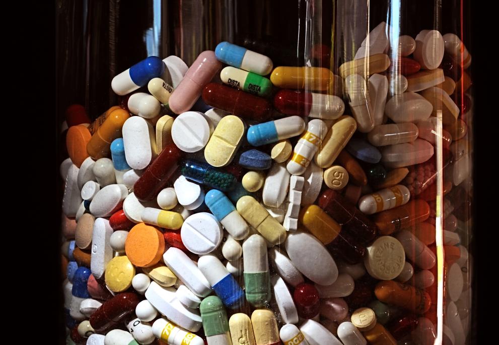 Protimikrobna odpornost (Foto: poln kozarec različnih pisanih tablet in kapsul)