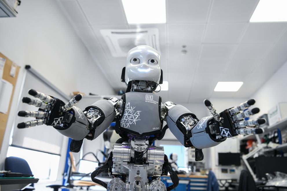 Sveženj ukrepov za več inovacij na področju umetne inteligence (humanoidni robot v tehnčnem laboratoriju)