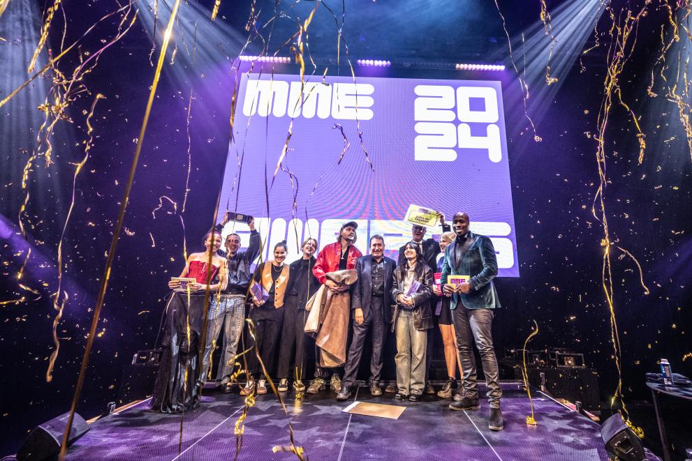  Nagrade Music Moves Europe Awards 2024 (5 zmagovalnih skupin na odru podelitve nagrad z logotipom narad v ozadju)