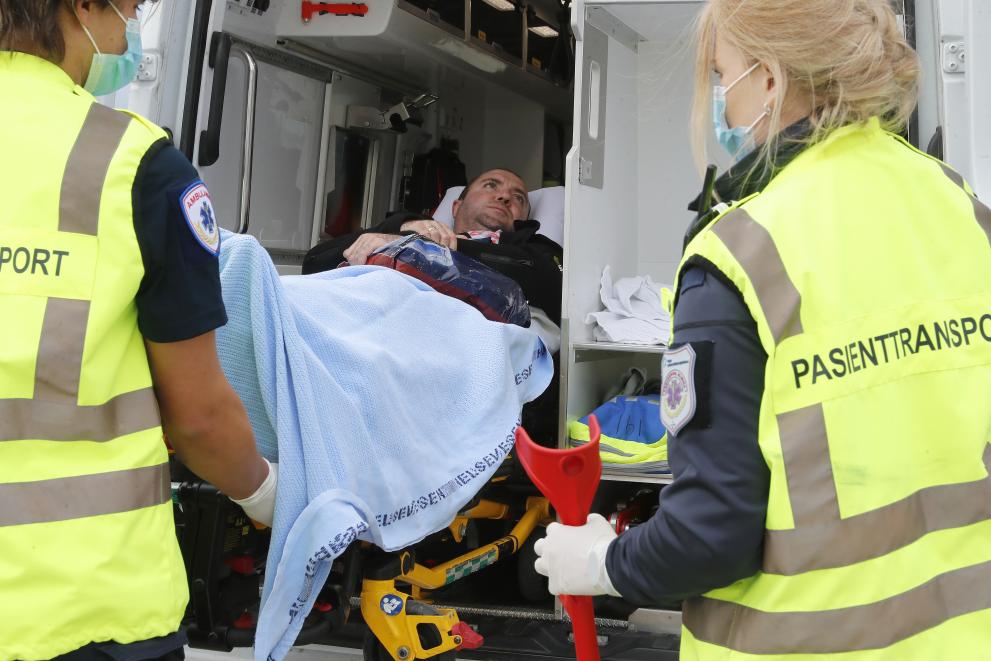 Medicinske evakuacije ukrajinskih pacientov  (dva reševalca pacienta na nosilih potiskata v letalo)