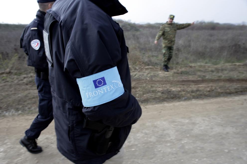 Uredba o ageciji Frontex (Foto: Frontex stražar spremlja obmejno straža ob pregledu mejnega območja)