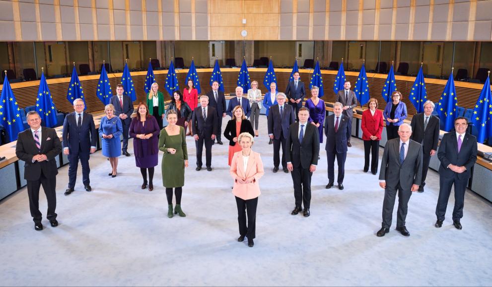 Pregled rezultatov mandata Evropske komisije (Foto: družinska fotografija vseh komisarjev in komisark s predsednico von der Leyen na čelu)