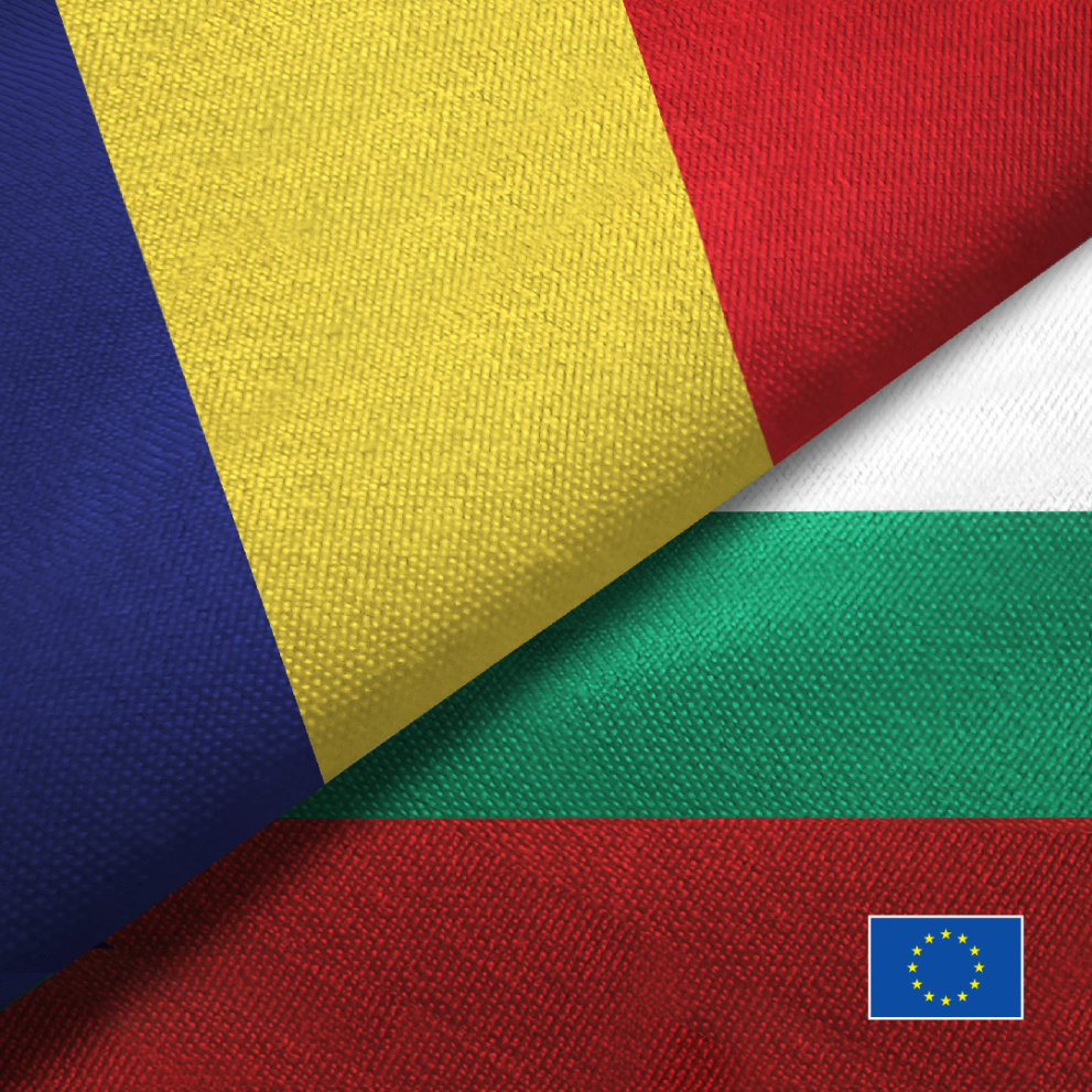 Bolgarija in Romunija sta danes postali članici schengenskega območja (Foto: romunska in bolgarska zastava na kvadratni podlagi z zastavo EU v desnem spodnjem kotu)