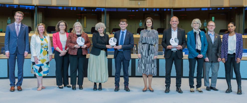 Nagrada EU za enakost spolov (Foto: Komisarka Ivanova z nagrajenci)
