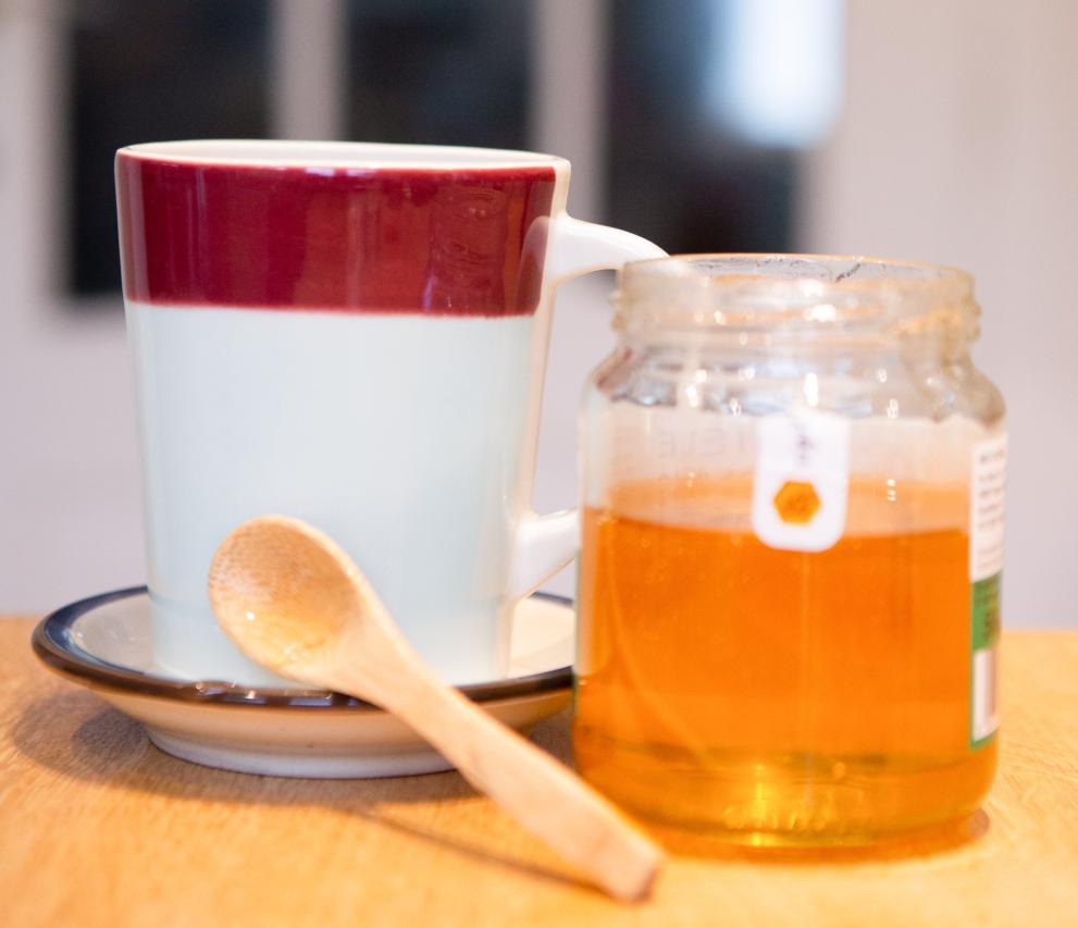 Evropska komisija je odobrila, da se v register zaščitenih označb porekla vključi proizvod »Istarski med/Istrski med« (Foto: skodelica čaja s steklenim lončkom medu)