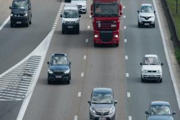 road_safety.jpg (Foto: avtocesta na kateri je več različnih vrst avtomobilov in nekaj tovornjakov)