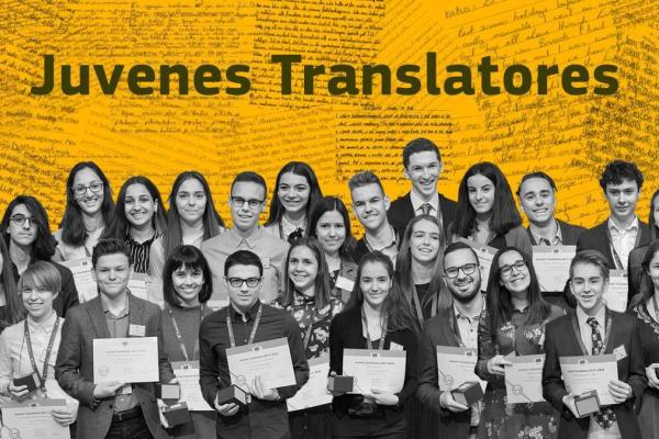 Juvenes Translatores (Foto: skupina nekdanjih zmagovalcev z napisom Juvenes translatores na rumeni podlagi)