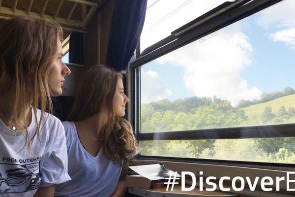 DiscoverEU (Foto: dve mladi dekleti gledata skozi okno na vlaku)