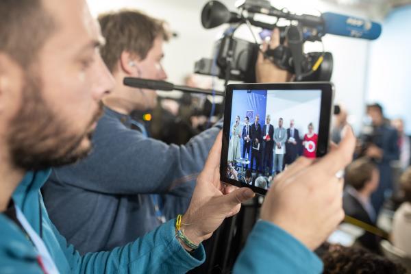 »Novinarska partnerstva« bo za podporo neodvisnim medijem (Foto: dva novinarja, ki snemata novinarsko konferenco. En ima v rokah prenosno tablico, drugi pa televizijsko kamero)