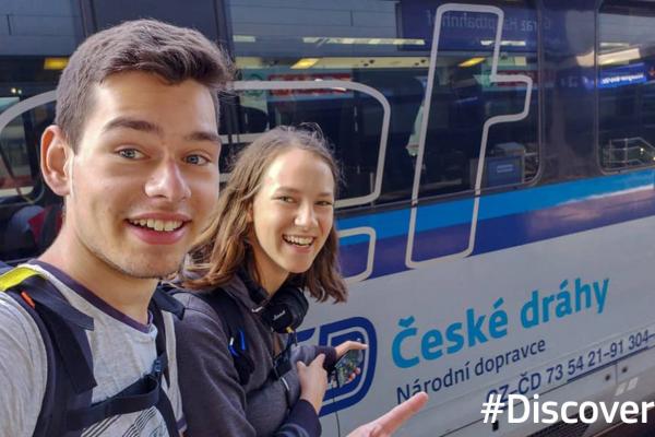 Brezplačne vozovnice #DiscoverEU (par najstnikov pred vlakom čeških železnic, ki dela selfie fotografijo)