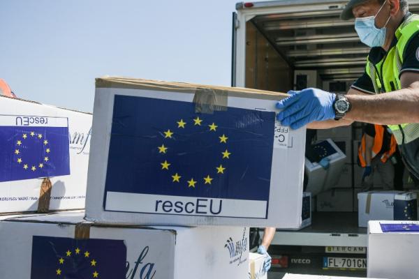 REscEU (Foto: paketi pomoči na katerih je nalepljena zastava EU s pripisom RescEU)