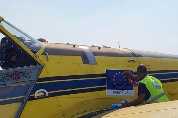 Ob gašenju požarov v Severni Makedoniji in Bolgariji je na fotografijo del rumenega helikopterja, na katerem piše RescEU.