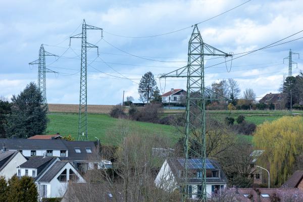 Sredstva EU za energetsko infrastrukturo EU (foto: povezani električni transformarmatorji ob manjši vasi)