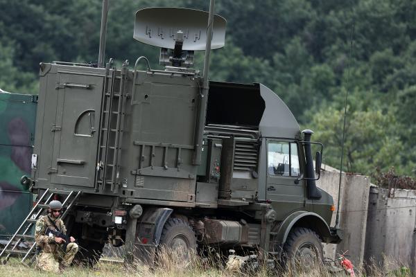 Prva strategija za obrambno industrijo (Foto: vojaško oklepno vozilo/tovornjak, za njim pa čepi vojak)
