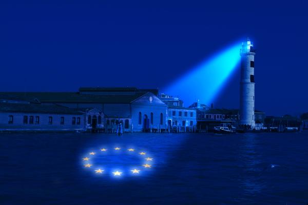 Mreža Team Europe Direct  (svetilnik, ki v temi osvetljuje obalo s simbolom EU, 12 rumenimizvezdicami)