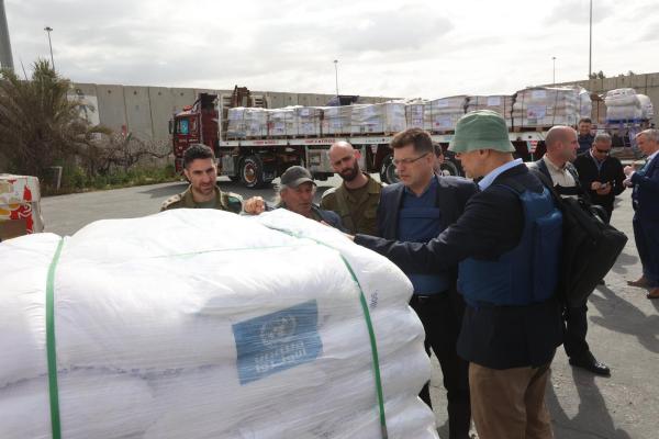 Humantarna pomoč EU za Gazo (Foto: Komisar Lenarčič na obisku v Egiptu si ogleduje dostavljene palete pomoči)