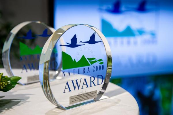 Evropska komisija je danes v okviru nagrade Natura 2000 začela glasovanje o izboru dobitnika nagrade po izboru državljanov EU (Foto: steklena spominska nagrada ob podelitvi)