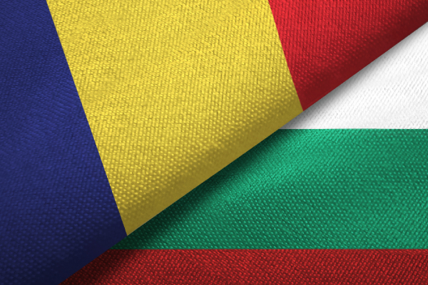 Bolgarija in Romunija sta danes postali članici schengenskega območja (Foto: romunska in bolgarska zastava na kvadratni podlagi z zastavo EU v desnem spodnjem kotu)