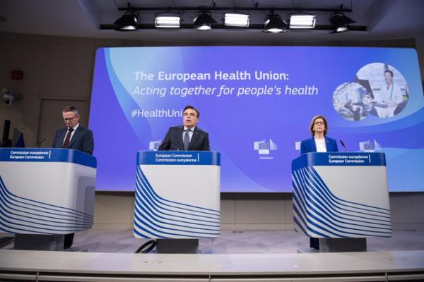 Napredek v zdravstveni politiki EU (Foto: novinarska konferenca ob predstavitvi sporočila s podpredsednikom Schinasom in komisarko Kiriakides)