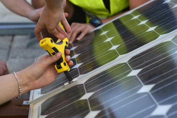 Evropska akademija za sončno energijo (Foto: delavci, ki sestavljajo solarni panel)