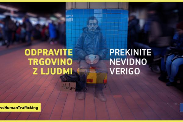 Boj proti trgovini z ljudmi (Foto: berač na železniški postaji, prek njega pa izpisano besedilo "odpravite trgovino z ljudmi + prekinite nevidno verigo") 