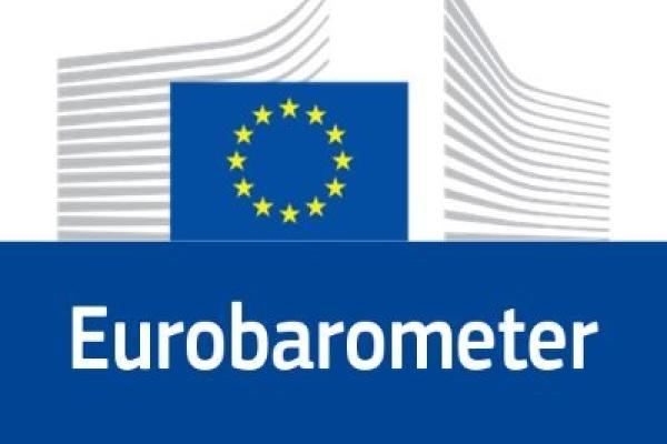 Eurobarometer: za Evropejce in Evropejke sta demokracija in gospodarska moč ključni prednosti EU