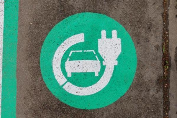 Evropska komisija je danes, devet mesecev po začetku protisubvencijske preiskave, uvedla začasne izravnalne dajatve na uvoz akumulatorskih električnih vozil iz Kitajske. 